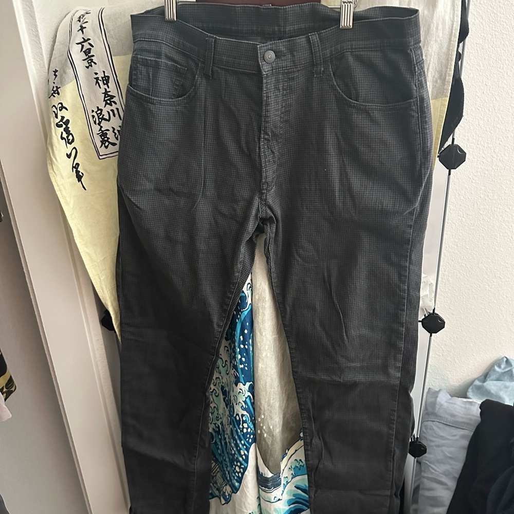 Uniqlo Men's Black and gray checkered stretch chinos